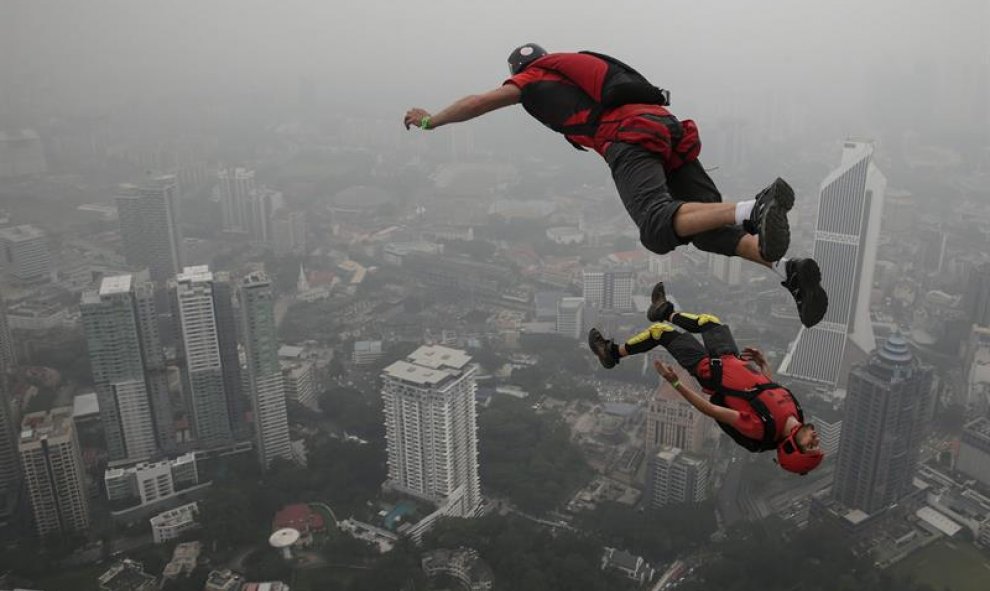 Una chica practica salto base desde un rascacielos en Kuala Lumpur (Malasia). EFE/Fazry Ismail