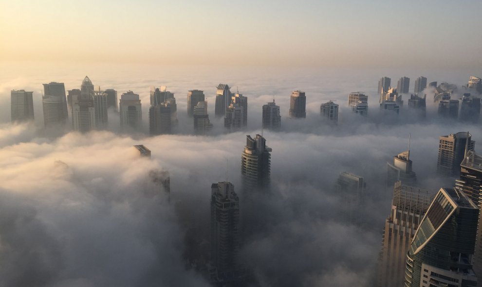 Una vista general del horizonte de Dubai cubierto de una niebla de madrugada el 5 de octubre de 2015. AFP / RENE SLAMA