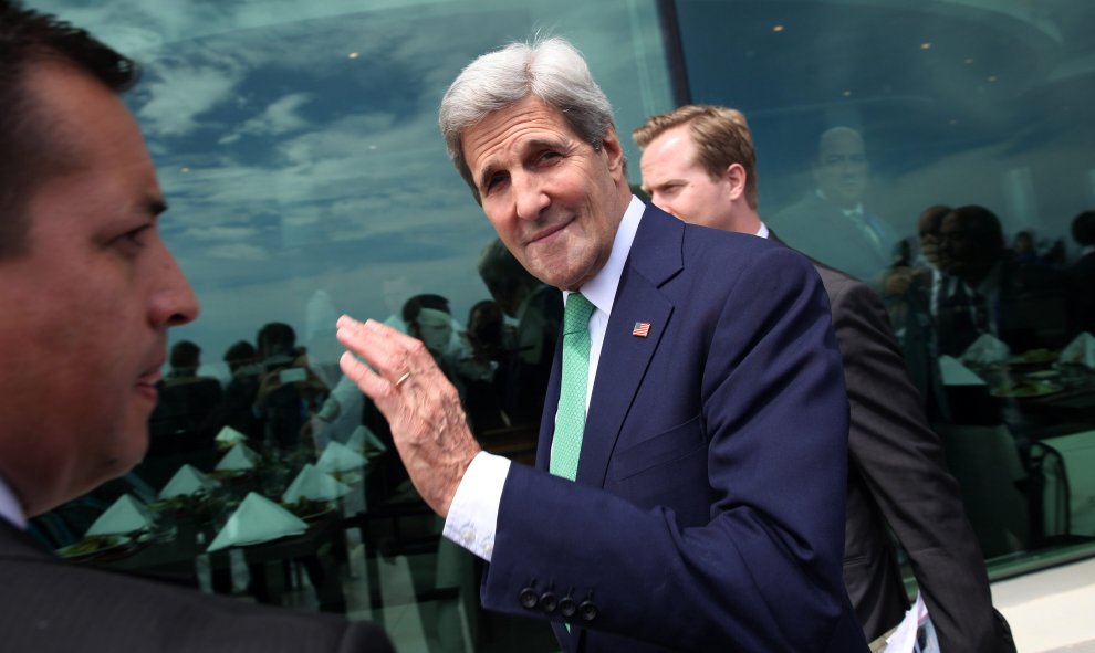 El secretario de Estado de EE.UU., John Kerry, durante la fotografía oficial de la conferencia "Nuestro Océano" hoy, lunes 5 de octubre de 2015, en Valparaíso (Chile). EFE/Felipe Trueba