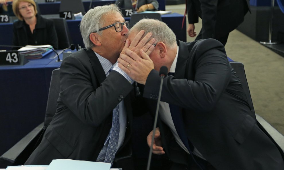 Jean-Claude Juncker, el Presidente de la Comisión Europea, le besa la frente al Vicepresidente de la Comisión, Frans Timmermans, antes de su discurso en el Parlamento Europeo durante un debate sobre los resultados del último Consejo Europeo en Estrasburgo