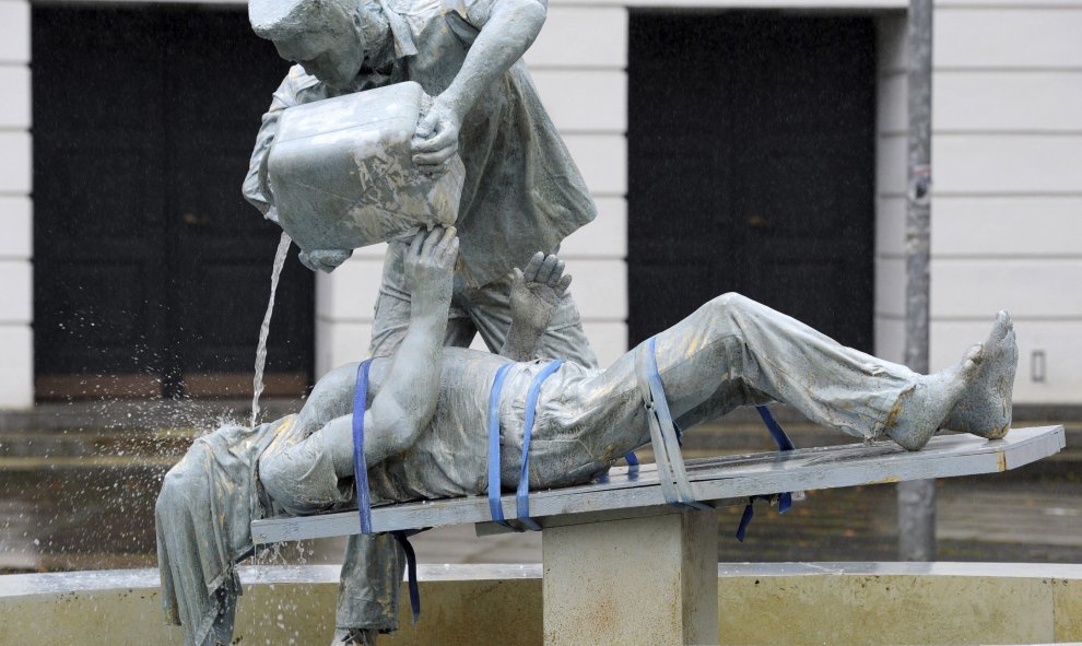 Instalación artística temporal titulada "Fuente contra la tortura" montada en Bremen (Alemania). La obra es del vienés Erik Tannhäuser y evoca la técnica del ahogamiento. La fuente deja de rociar agua cuando se tira un euro a una caja colocada para ese pr