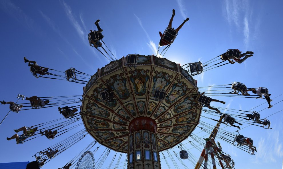 Vista de la gente dando vueltas en un juego mecánico en la Feria Estatal de Texas en Dallas (Estados Unidos). La feria que atrae a miles de espectadores estará abierta al público por tres semanas. EFE/LARRY W. SMITH