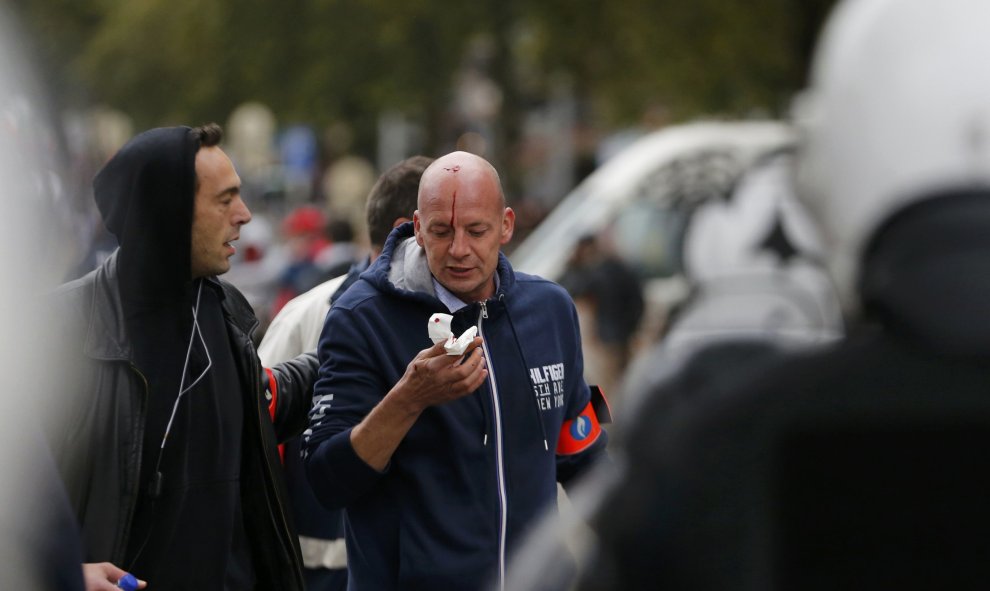 Un manifestante herid durante los enfrentamientos con la Policía durante la manifestación en bruselas.- REUTERS/Francois Lenoir