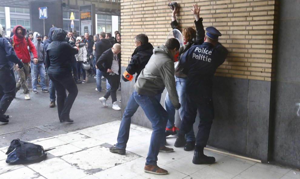 La Policía detiene a uno de los manifestantes implicados en los disturbios de Bruselas.-  REUTERS/Yves Herman