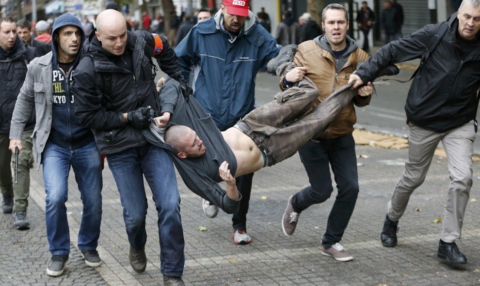 Un manifestante es detenido por un agente de paisano durante una marcha en contra de las reformas del gobierno belga en Bruselas.-  REUTERS/Francois Lenoir