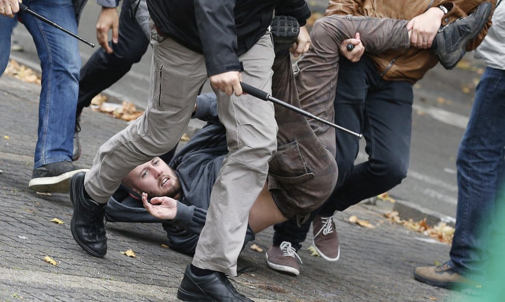 Un manifestante es detenido por policías de paisano durante una manifestación celebrada en Bruselas, Bélgica.- EFE/Laurent Dubrule