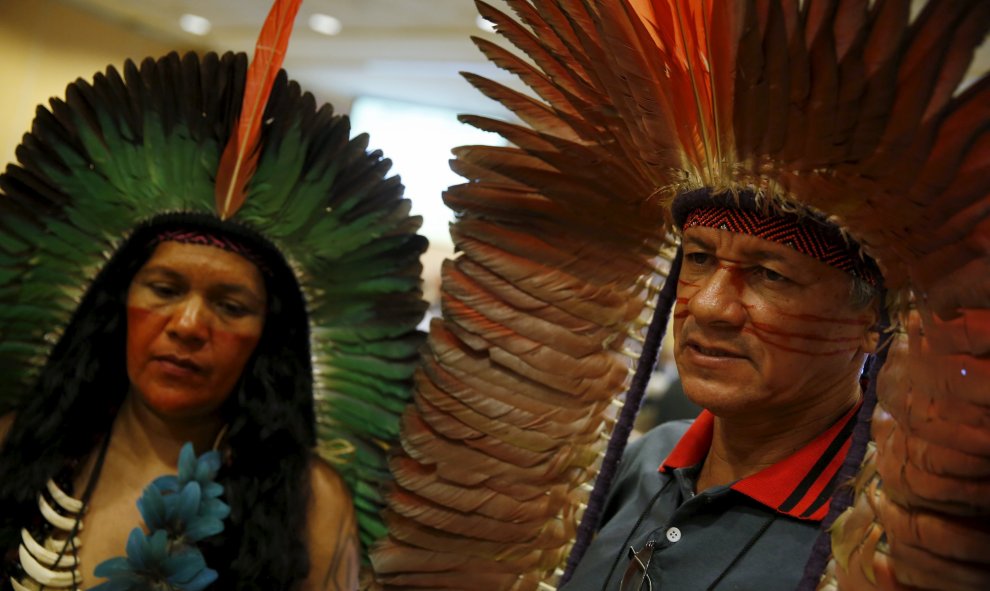 Los pueblos indígenas de Brasil protestan contra la subasta de los derechos de exploración de petróleo y gas natural, en Río de Janeiro