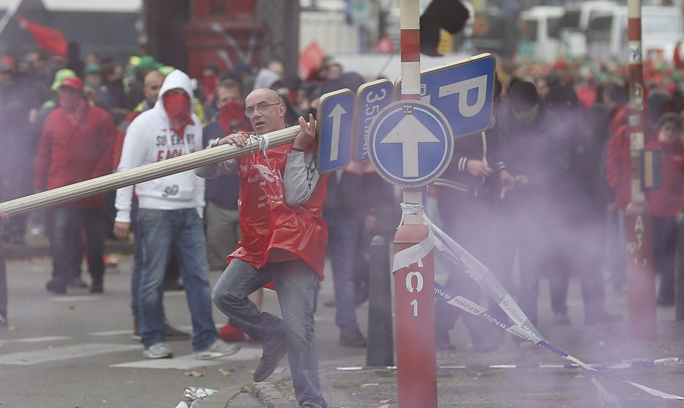 Varios sindicalistas se enfrenta con la policía durante una manifestación celebrada en Bruselas, Bélgica, contra los recortes del Gobierno.- EFE/Laurent Dubrule