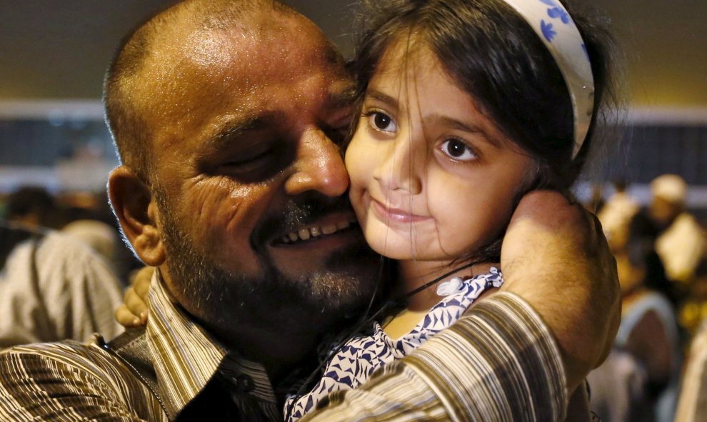 Un hombre que volvía de la peregrinación anual del Haj en La Meca, abraza a su hija después de llegar al Aeropuerto Internacional Sardar Patel en Ahmedabad Vallabhbhai. REUTERS