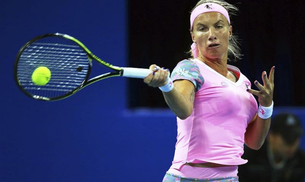 La tenista rusa Svetlana Kuznetsova devuelve la bola a la serbia Ana Ivanovic durante el partido de tercera ronda del Open de China disputado en Pekín, China, hoy, 8 de octubre de 2015. EFE