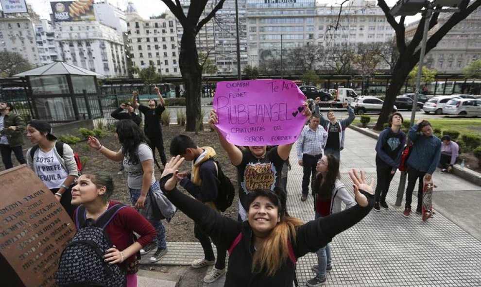 Jóvenes argentinos congregados en un céntrico hotel de Buenos Aires (Argentina), para saludar a los "youtubers" que participarán en el "Club Media Fest". Jóvenes, creativos, cómicos... Todos ellos pertenecen a una nueva generación de artistas que se han s