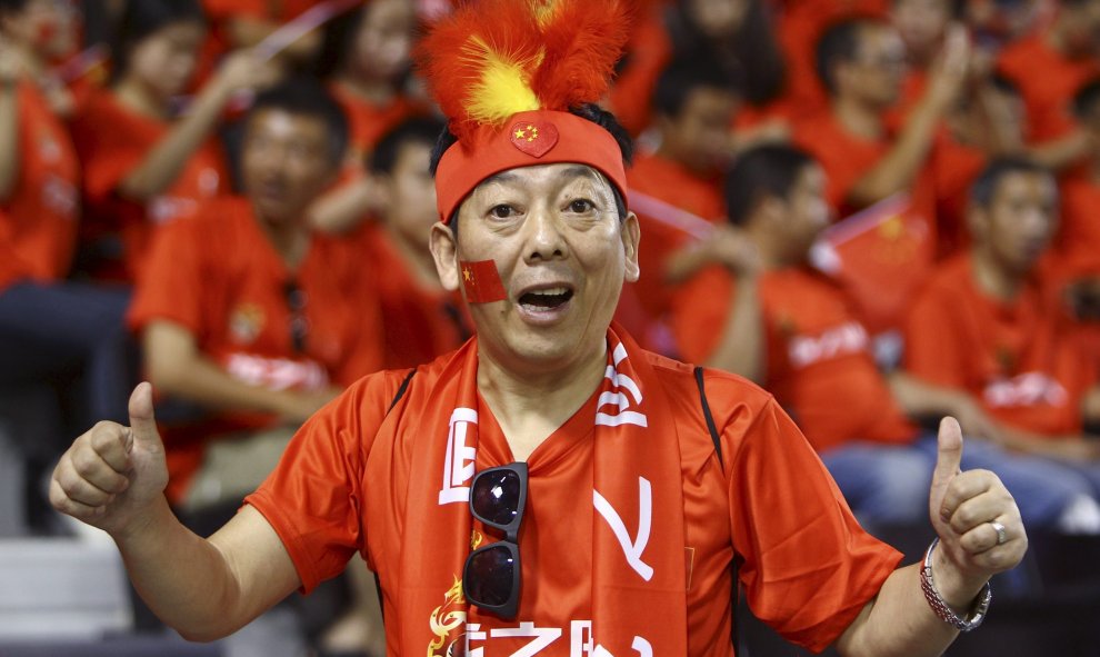 Un aficionado chino gesticula antes de la Copa del Mundo 2018 partido de fútbol de clasificación entre China y Qatar en Doha. REUTERS