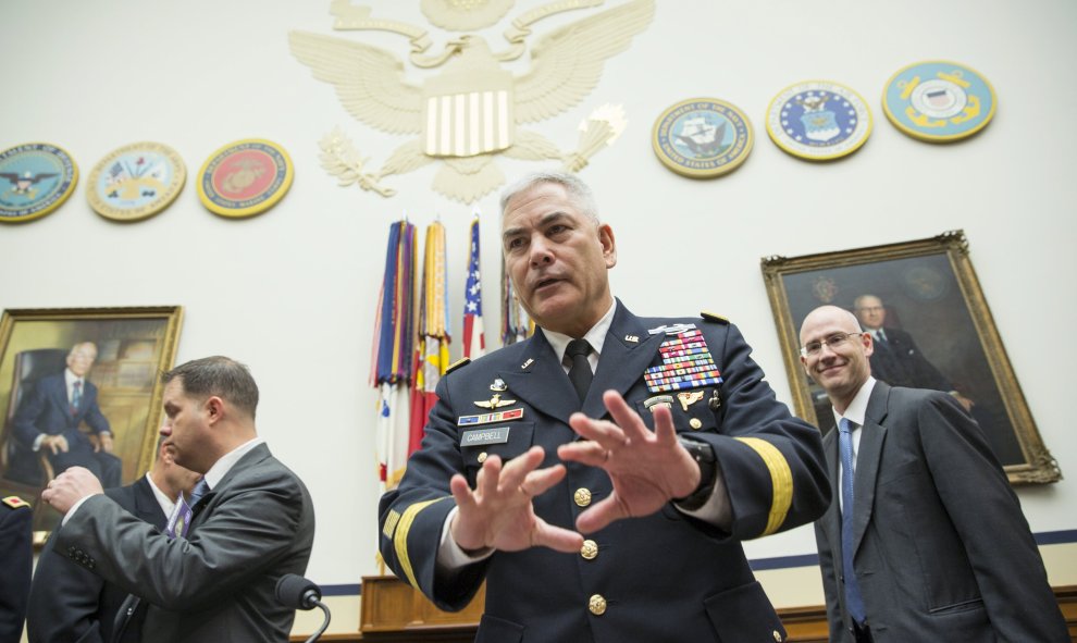 General John Campbell , comandante de las fuerzas estadounidenses en Afganistán , se prepara para declarar ante Comité de Servicios Armados audiencia sobre " Estrategia de Estados Unidos en Afganistán " en el Capitolio en Washington. REUTERS