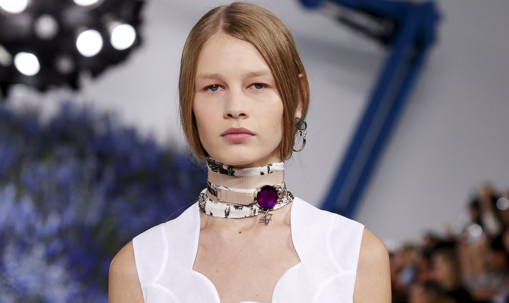 Foto de archivo de modelo Sofía Mechetner presentando una creación del diseñador belga Raf Simons como parte de su colección Primavera / Verano 2016 de las mujeres de prêt- à-porter para la casa de modas Christian Dior en París. REUTERS