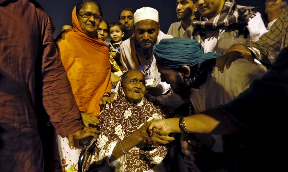 Familiares saludan a una mujer que volvía de la peregrinación anual del Haj en La Meca después de llegar al Aeropuerto Internacional Sardar Patel en Ahmedabad Vallabhbhai. REUTERS