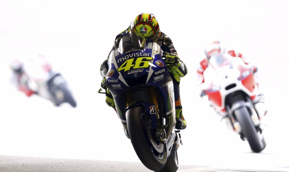 Valentino Rossi durante una sesión de entrenamientos libres en el circuito Twin Ring Motegi antes del Gran Premio japonés del domingo en Motegi, al norte de Tokio, Japón. REUTERS / Issei Kato