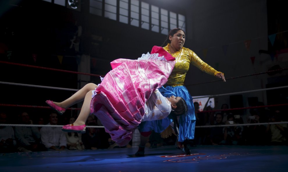 Luchadoras bolivianas durante un combate de lucha libre en Madrid, España. REUTERS / Juan Medina