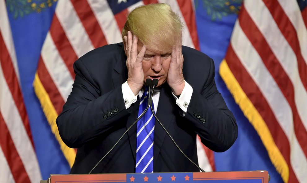 Donald Trump, el candidato republicano de EEUU gesticula en un rebate en Las Vegas, Nevada, Estados Unidos, anoche. REUTERS/David Becker