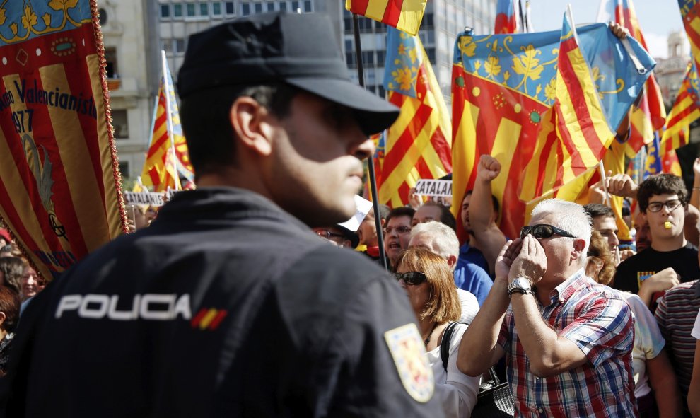 Asistentes a la procesión cívica que recorre las calles del centro de Valencia con la senyera hasta la estatua del rey Jaime I, con motivo del 9 d'Octubre, protestan a su paso. EFE/Kai Försterling