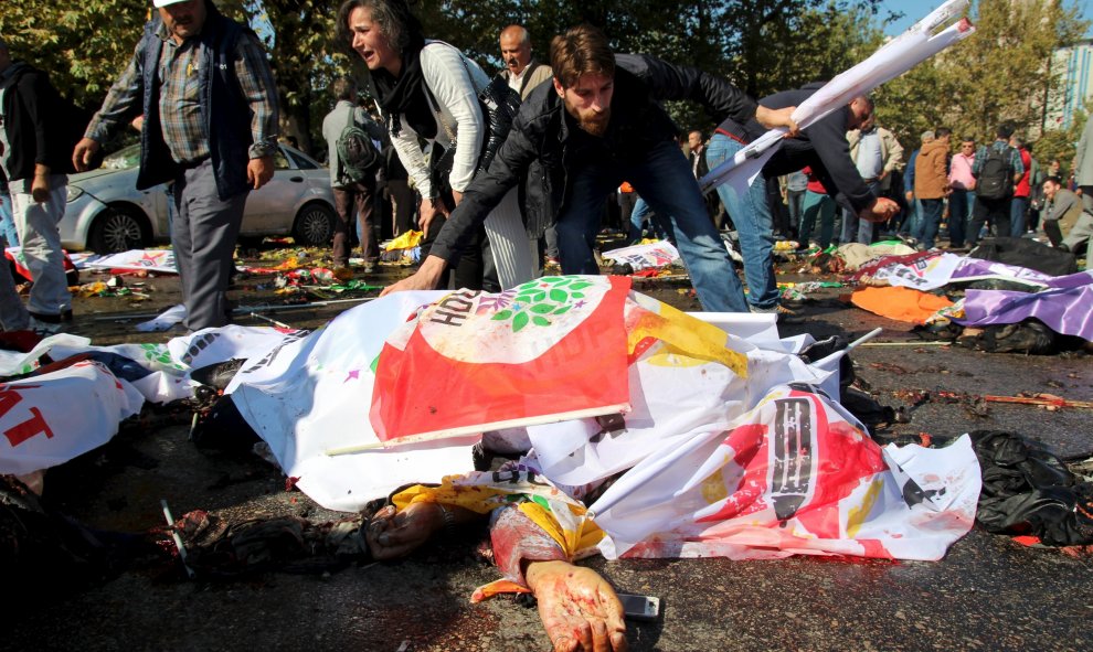 Una persona cubre a una de las víctimas mortales de los atentados en el centro de Ankara durante una marcha por la paz de las foermaciones pro-kurdas.  REUTERS/Tumay Berkin