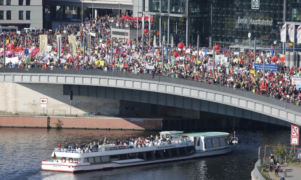 Activistas de los derechos de consumidores participan en la marcha para protestar contra TTIP en Berlín.- REUTERS.