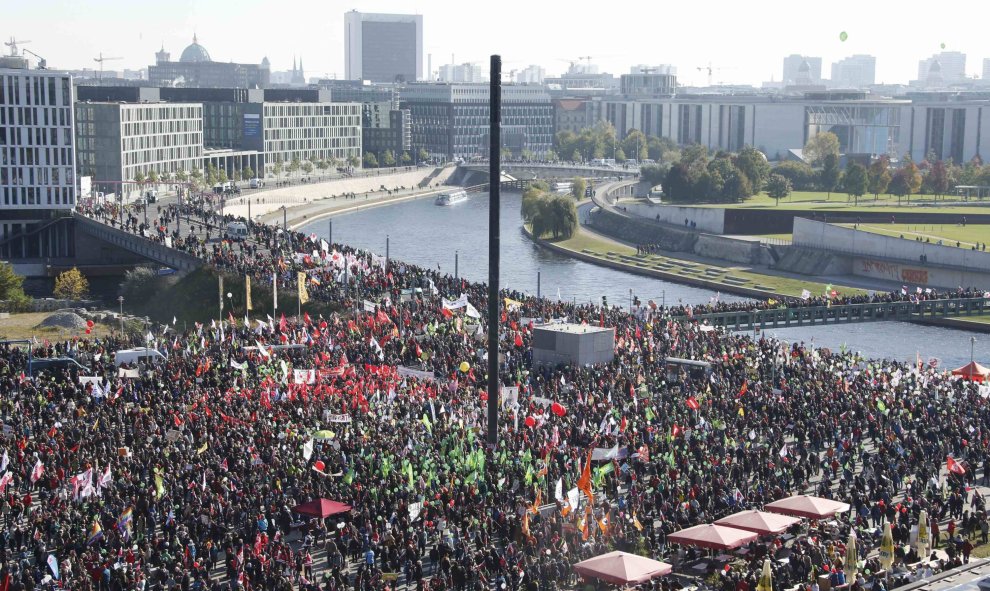 Activistas de los derechos de consumidores participan en la marcha para protestar contra TTIP en Berlín.- REUTERS.