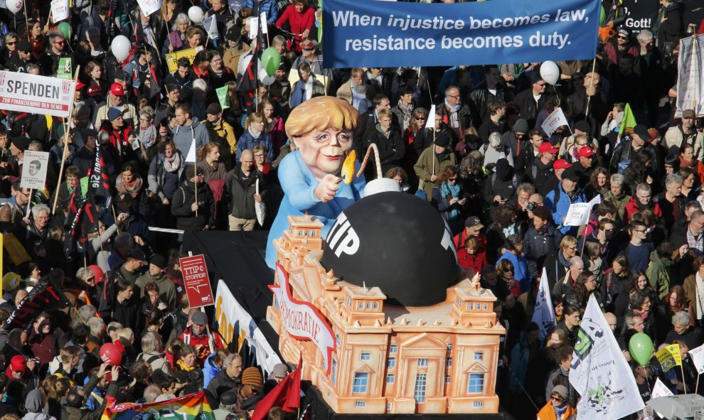 Activistas de los derechos de consumidores participan en la marcha para protestar contra TTIP en Berlín.- REUTERS.