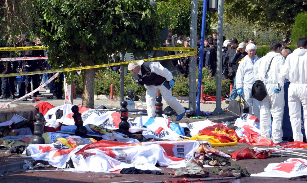 Forenses de la Policía turca examinan la zona de una de las explosiones en centro de Ankara, que ha provocado decenas de muertos y más de un centenar de heridos. REUTERS/Stringer