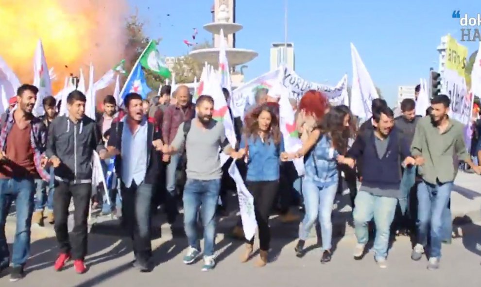 Imagen del video que muestra el momento de la segunda explosión en la marcha convocada por organizaciones pro-kurdas en Ankara. EFE/EPA/doku8HABER