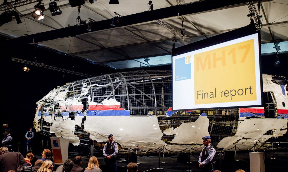 Reconstrucción del fuselaje del vuelo MH17 de Malaysia Airlines en Gilze Rijen (Holanda) hoy, 13 de octubre de 2015. El Consejo de Seguridad de Holanda, que analiza las causas del accidente del avión de Malaysia Airlines en el este de Ucrania en 2014 con