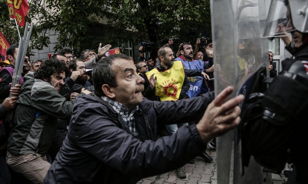 Manifestantes se enfrentan con los antidisturbios turcos durante una manifestación el 13 de octubre de 2015, en Estambul, en protesta en contra de los ataques mortales en Ankara. AFP/ YASIN Akgul