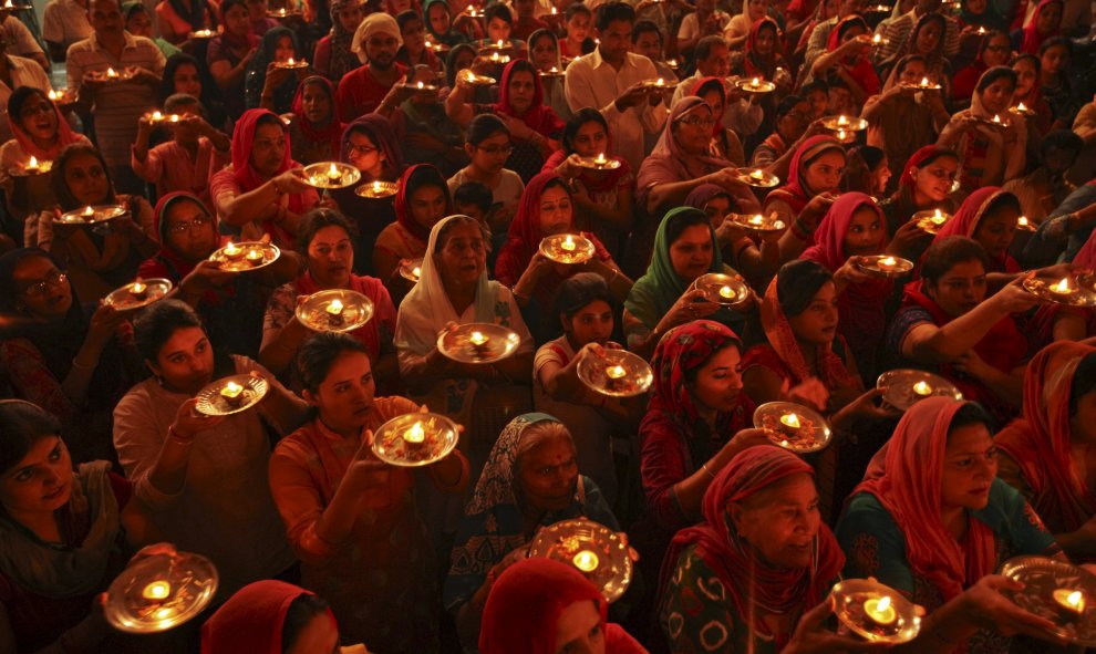 Devotos hindúes rezan dentro de un templo con lámparas de aceite durante el festival de Navratri en Chandigarh, India, 13 de octubre de 2015. REUTERS / Ajay Verma
