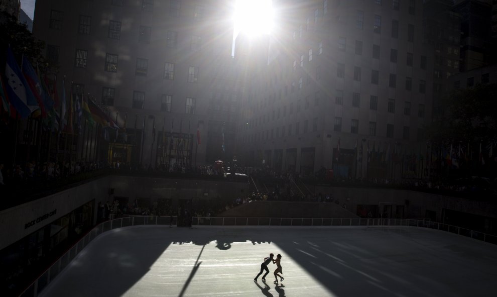 Los bailarines de hielo olímpicos, ganadores de la medalla de Oro Meryl Davis y Charlie White son los primeros en patinar en la pista en el Rockefeller Center y dan inicio a la temporada de invierno, ya que la pista está ahora abierta al público en la ciu