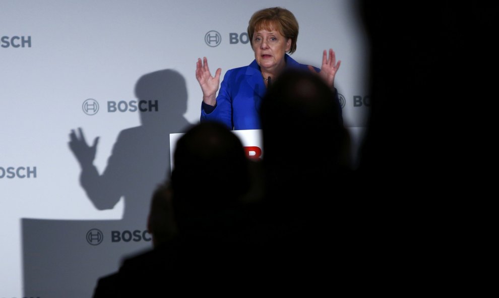 La canciller alemana Angela Merkel gesticula durante la ceremonia oficial de apertura del nuevo centro de BOSCH para la investigación y el Campus de ingeniería, en Renningen, Alemania, 14 de octubre de 2015. REUTERS / Michaela Rehle