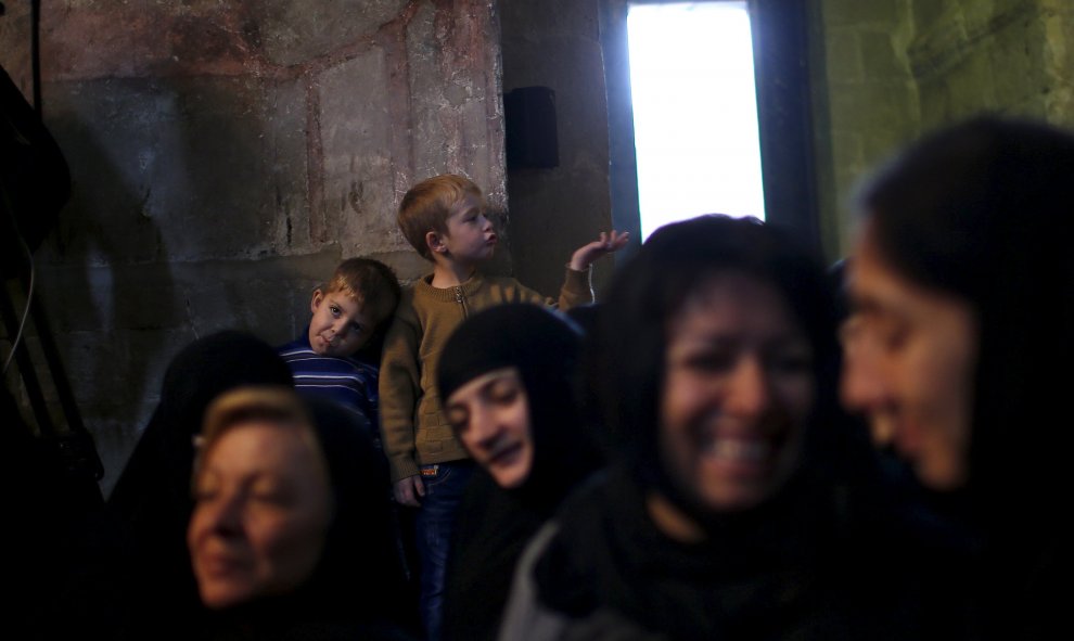 La gente asiste a una misa en la Catedral Svetitskhoveli en la antigua capital de Georgia, Mtskheta, 14 de octubre de 2015. REUTERS / David Mdzinarishvili