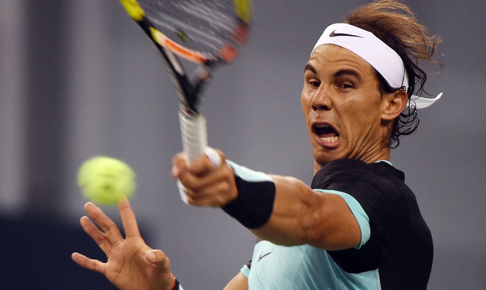 Rafael Nadal juega contra Ivo Karlovic en el torneo de tenis Masters de Shanghái, el 14 de octubre de 2015. AFP/GREG BAKER