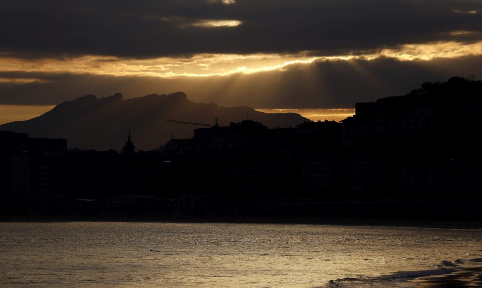 Vista del amanecer sobre la playa de Ondarreta de San Sebastián, donde hoy se alternarán las nubes y los claros.EFE/Javier Etxezarreta.