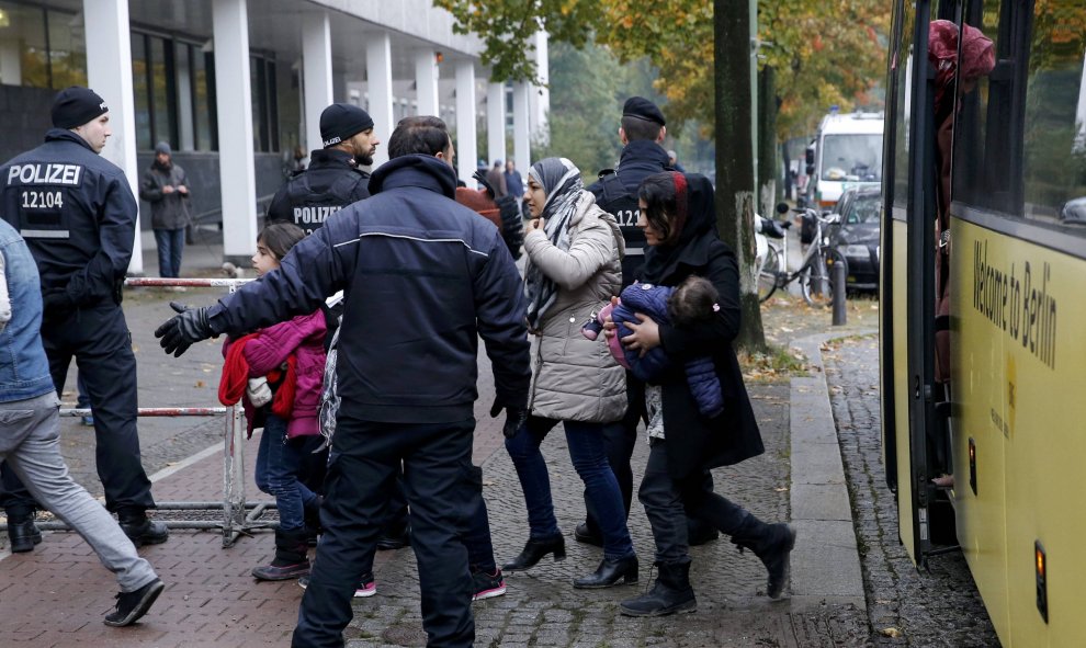 Refugiados llegan en un autobús a la Oficina de Sanidad y Asuntos Sociales, en Berlín, para iniciar su proceso de registro. REUTERS/Fabrizio Bensch