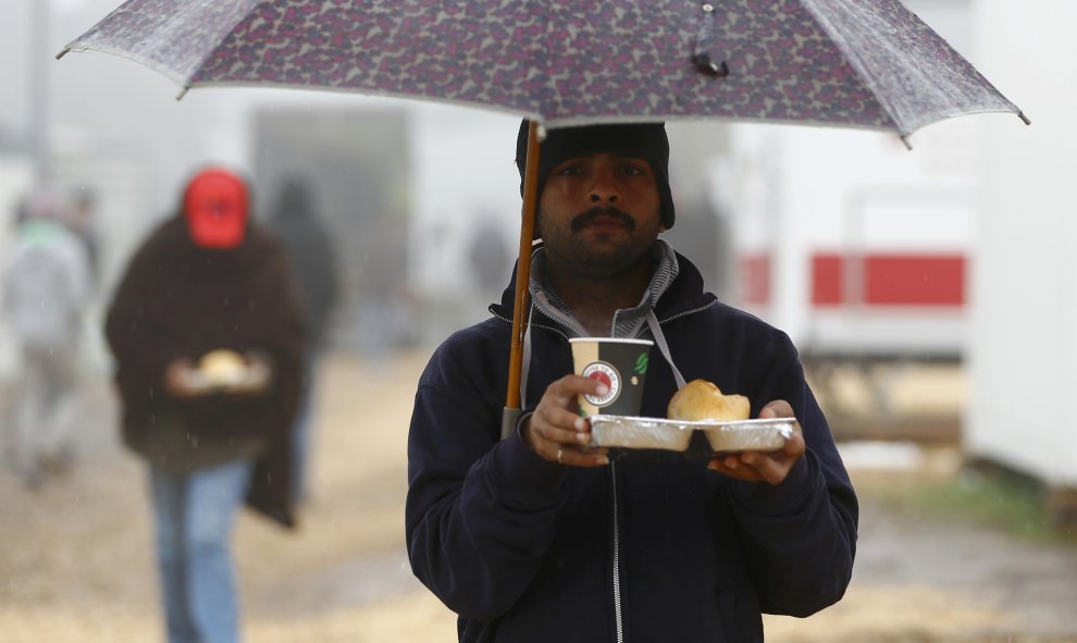 Un refugiado con su comida en el refugio temporal de Schwarzenborn (Alemania). REUTERS/Kai Pfaffenbach