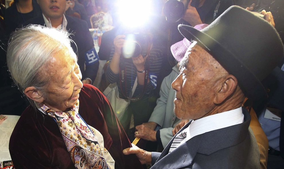 La surcoreana Lee Soon-kyu de 85 años se emociona al reunirse con su marido, Oh In-se, en el complejo turístico de monte Kumgang (Corea del Norte).-EFE