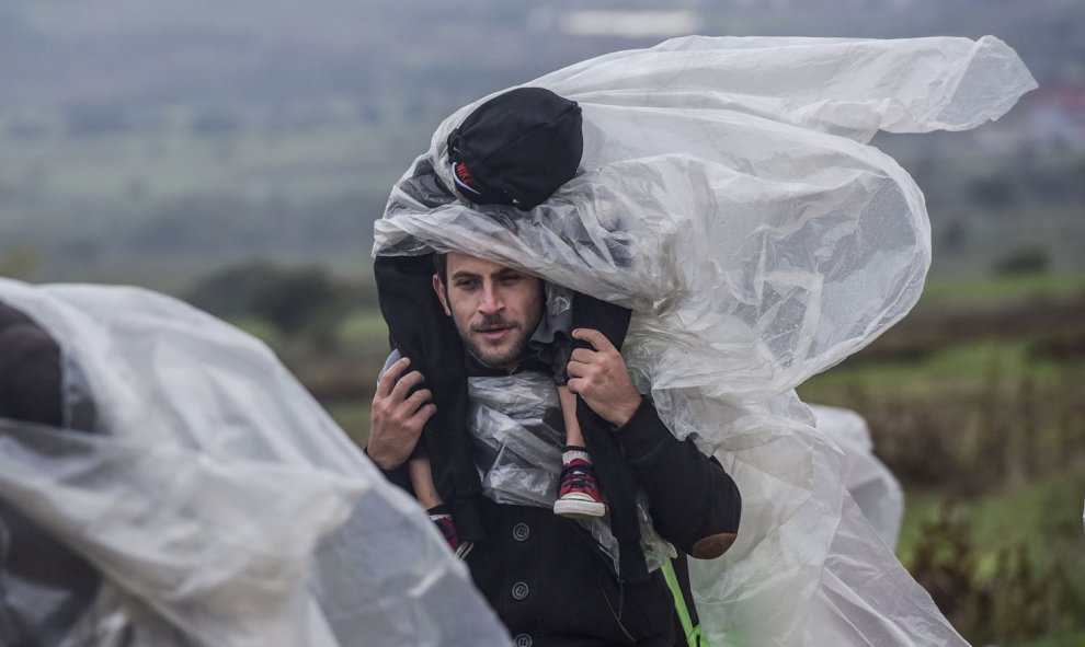 Los inmigrantes y refugiados caminan tras cruzar la frontera entre Macedonia serbia cerca del pueblo de Miratovac. AFP/Armend Nimani