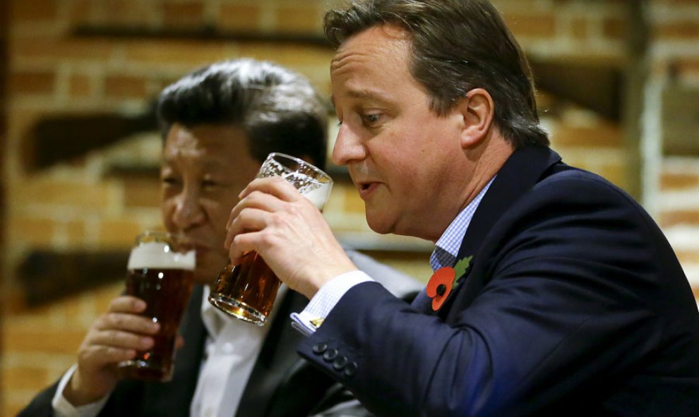 Cameron bebe cerveza con el primer ministro chino, Xi Jinping, en un bar de Inglaterra. REUTERS/Kirsty Wigglesworth