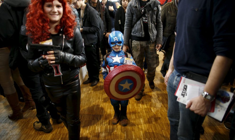 Un niño vestido de Capitán América en la Comic Con de París. REUTERS/Benoit Tessier