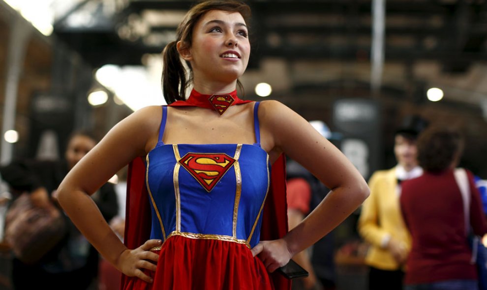 Una mujer vestida de Superwoman en la Comic Con de París. REUTERS/Benoit Tessier