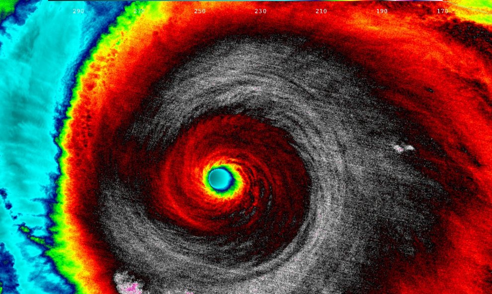 El huracán Patricia ha llegado este sábado de madrugada a México provocando, de momento, menos destrozos de los previstos. Ha caído a categoría cuatro.- REUTERS