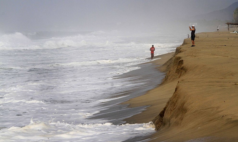 El huracán Patricia ha llegado este sábado de madrugada a México provocando, de momento, menos destrozos de los previstos. Ha caído a categoría cuatro.- REUTERS