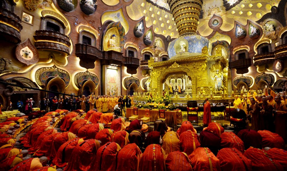 Monjes rezan durante una ceremonia en Nanjing, provincia de Jiangsu, 27 de octubre de 2015. REUTERS / China Daily