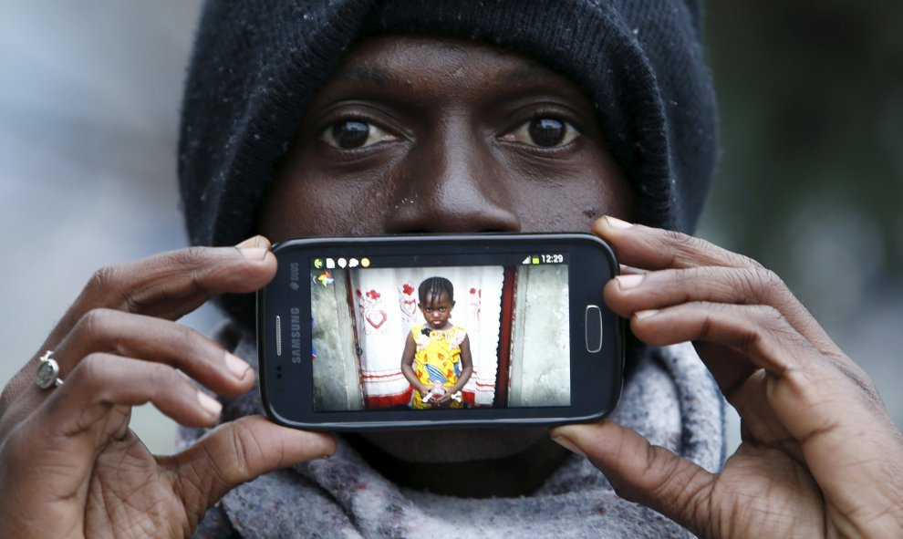 Papi también es refugiado de guerra, aunque los emigrantes africanos nunca han tenido el mismo estatus que los sirios pese a que la guerra en África es casi una regla general. Vivía en Kinshasa, Congo. En su teléfono, muestra una foto de su hija Gisele mi