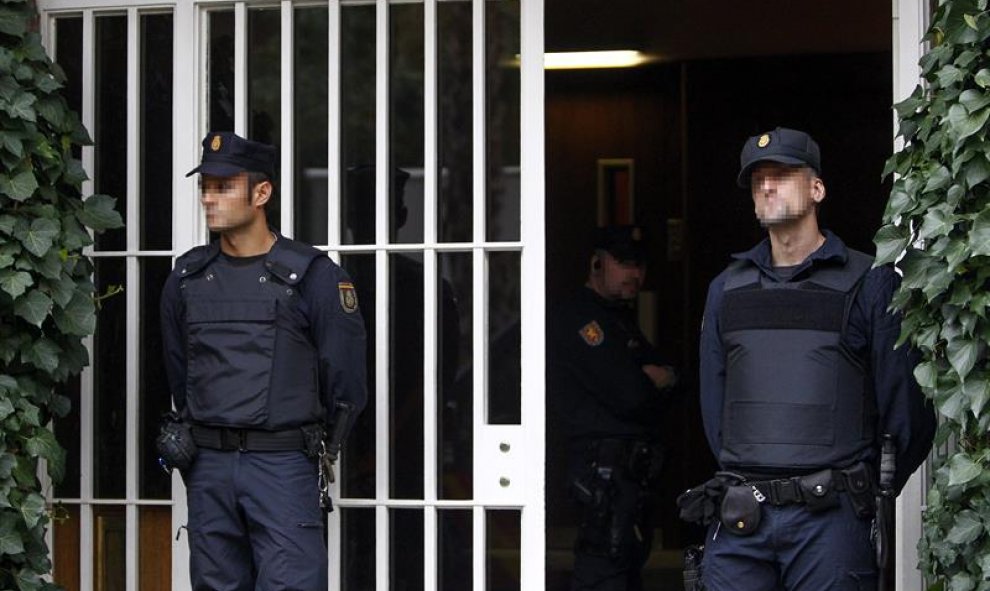 Agentes de la UDEF, en el domicilio de Jordi Pujol. EFE/Quique García