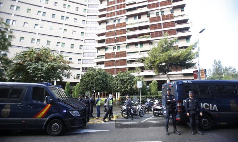 Agentes del CNP custodian el domicilio de Jordi Pujol. EFE/Quique García